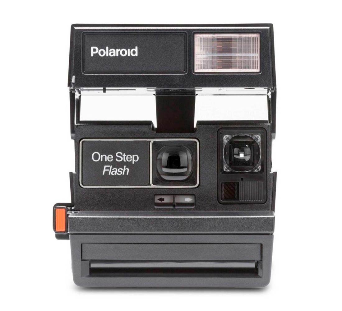 Foto de producto de una antigua cámara instantánea Polaroid sobre