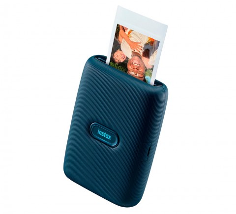 La impresora portátil Instax Mini Link es un complemento para adornar las  fiestas con fotos instantáneas
